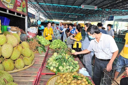 MM Mega Market Việt Nam bán hàng trên xe tải hỗ trợ nông dân