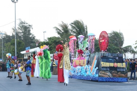 Du khách phấn khích với không khí Carnival rực rỡ sắc màu tại thành phố biển Sầm Sơn