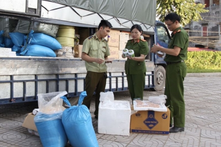 Thu giữ số lượng lớn nem chua và muối chấm gia vị không rõ nguồn gốc xuất xứ tại Thái Nguyên