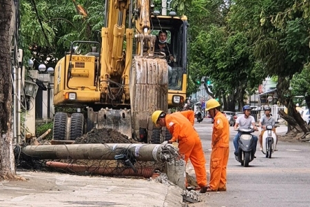 Bộ Xây dựng lý giải nguyên nhân khiến nhiều cột điện gãy đổ hàng loạt trong mưa bão