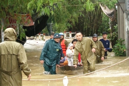 Thừa Thiên Huế: Di dời các hộ dân khu vực bị ngập lụt đến nơi an toàn