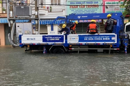 Cơ bản khôi phục cung cấp điện cho khách hàng bị ảnh hưởng bởi mưa lũ tại miền Trung