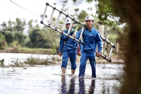 VinaPhone hỗ trợ khách hàng, chung tay khắc phục thiệt hại do mưa lũ tại miền Trung