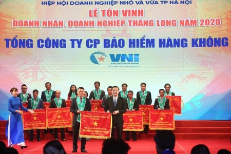 VNI vinh dự đón nhận cờ thi đua, bằng khen và cúp Thăng Long của UBND TP. Hà Nội