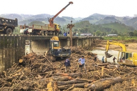 Quảng Ngãi: Lũ rút, gỗ “vây kín” quanh chân cầu