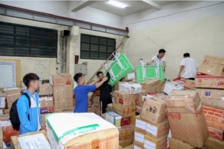 Tập trung ưu tiên tặng sách vở cho học sinh vùng lũ miền Trung