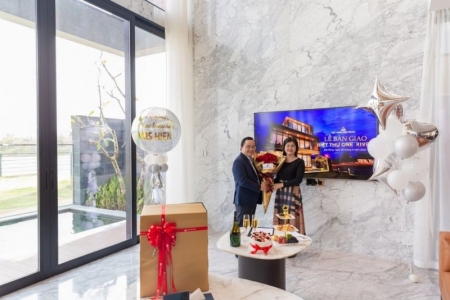 Đất Xanh Miền Trung sang sổ hồng và bàn giao villa triệu đô Regal One River