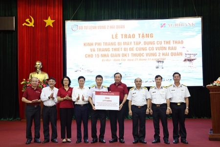 Agribank trao tài trợ máy tập, dụng cụ thể thao và trang bị củng cố vườn rau cho 15 nhà giàn DK1