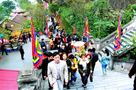 Hàng vạn người hành hương về Tây Thiên du xuân, bái Phật đầu năm