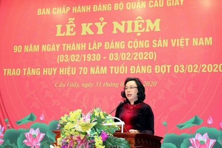 Quận Cầu Giấy: Kỷ niệm 90 năm Ngày thành lập Đảng và trao Huy hiệu cho các đảng viên lão thành