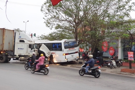 Hải Phòng: Xe contener đánh lái đâm vào xe khách chở công nhân đi làm hai xe hư hỏng nặng