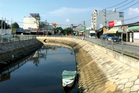 TPHCM: Kênh, rạch trở lại màu xanh sau những ngày sẫm màu đen, cỏ rác lấp đầy