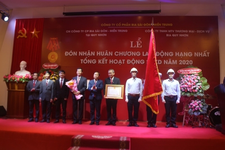 Chi nhánh Công ty CP Bia Sài Gòn – Miền Trung tại Quy Nhơn đón nhận Huân chương Lao động hạng Nhất