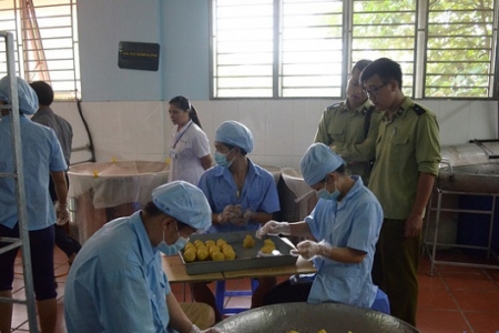 Cận Tết Nguyên đán 2021, kiểm soát chặt bánh chưng, giò chả... handmade