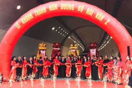 Phó Thủ tướng Trịnh Đình Dũng cắt băng khánh thành hầm đường bộ Hải Vân 2