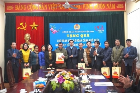 Thanh Hóa: Trao 30 suất quà cho viên chức, lao động có hoàn cảnh khó khăn