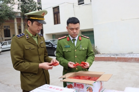 Lạng Sơn: Thêm 1,2 tấn hồng sấy dẻo nhập lậu bị tịch thu