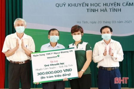 Hà Tĩnh: Vietcombank trao học bổng trị giá 300 triệu đồng cho Quỹ khuyến học huyện Cẩm Xuyên