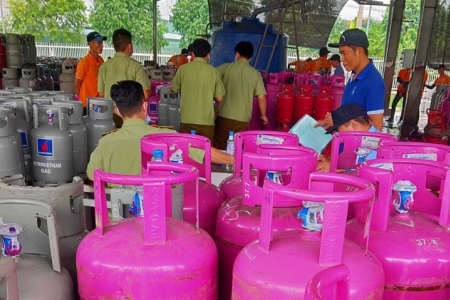 TP.HCM: Phát hiện hàng trăm chai LPG có dấu hiệu vi phạm trong chiết nạp