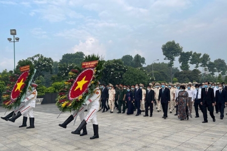 TPHCM: Lãnh đạo dâng hương tưởng niệm các anh hùng liệt sĩ nhân Ngày Giải phóng miền Nam, thống nhất đất nước