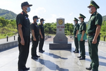 Thanh Hóa: Trao tặng 3.000 khẩu trang y tế, nhu yếu phẩm cho lực lượng vũ trang huyện Sốp Bâu (Lào)