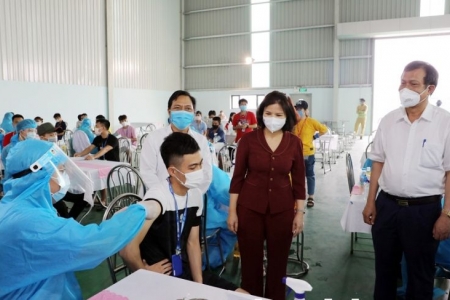Bắc Ninh: Chủ tịch UBND tỉnh kiểm tra tiêm vắc xin cho công nhân tại Khu công nghiệp VSIP