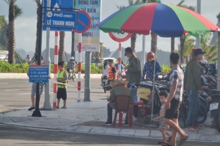 Hạ Long – Quảng Ninh: Bãi tắm Hòn Gai đi vào hoạt động, bãi trông giữ xe tự phát thu phí “nở rộ”?