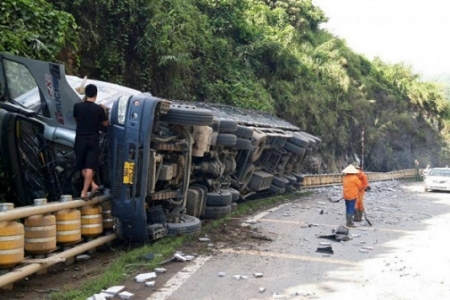 Lái xe gặp nạn được cứu sống nhờ có hộ lan bánh xoay