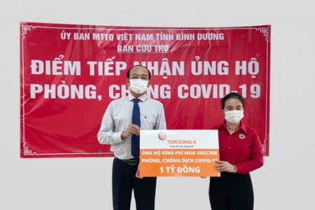 Tôn Đông Á trao 1 tỉ đồng để mua vắc xin phòng chống COVID-19