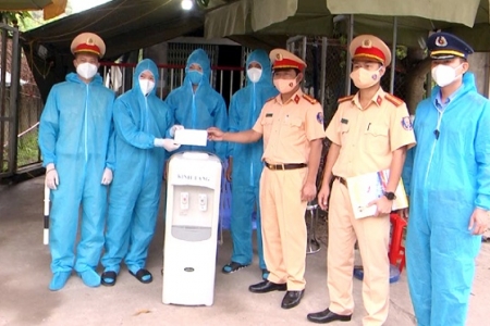 Yên Bái: Phòng Cảnh sát giao thông, Công an tỉnh thăm, tặng quà động viên lực lượng tham gia các chốt kiểm dịch