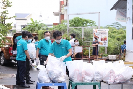 Chương trình “Tấm lòng mùa dịch, san sẻ yêu thương” dành 160 tỷ đồng cho người lao động tự do tại TP. HCM