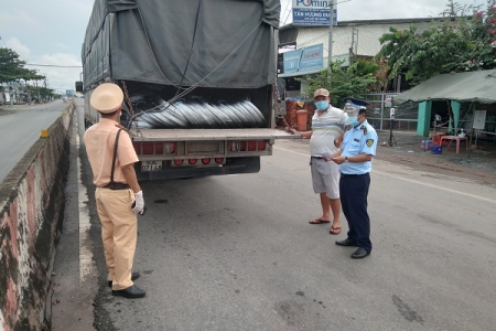 Tiền Giang: Phát hiện xe "luồng xanh" chở 14 tấn thép cuộn vi phạm nhãn hàng hóa