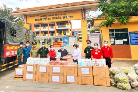 Các nữ doanh nhân tự chế biến thực phẩm, góp hàng nghìn túi an sinh gửi đến y, bác sĩ ở tuyến đầu ngăn dịch