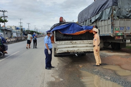 Tiền Giang: Phát hiện xe “luồng xanh” vận chuyển gần 1 tấn thép vi phạm nhãn hàng hóa