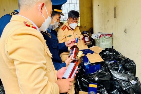 Thanh Hóa: Bắt giữ xe ô tô tải vận chuyển rượu ngoại không rõ nguồn gốc