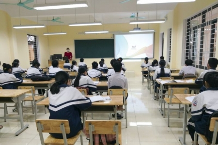 Học sinh lớp 9, 12 Hà Nội chuyển sang học trực tuyến