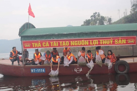 Thực hiện phóng sinh, tái tạo và bảo vệ nguồn lợi thủy sản