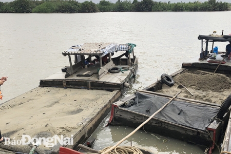 Công an huyện Nhơn Trạch liên tiếp tạm giữ ghe hút cát trái phép trên sông Đồng Nai