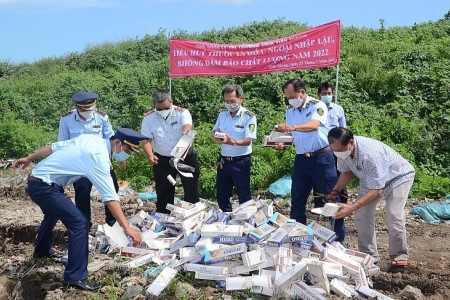 Tiêu hủy trên 10.000 bao thuốc lá điếu nhập lậu, hơn 2.500 mũ bảo hiểm không rõ nguồn gốc