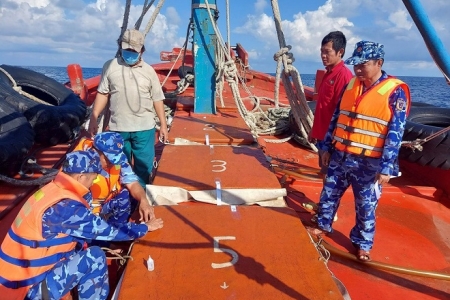 Bắt giữ 02 tàu vận chuyển 130.000 lít dầu DO không rõ nguồn gốc