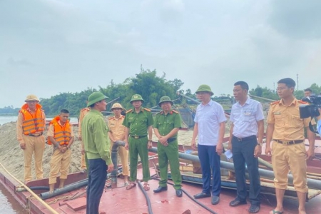 Bắt quả tang 05 tàu hút cát trái phép trên sông Lam