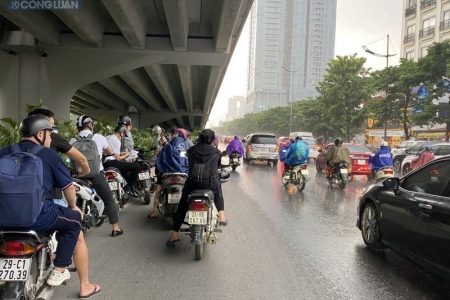 Hà Nội đón mưa dông sau đợt nắng nóng kéo dài