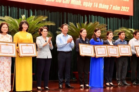 TP. Hồ Chí Minh tặng bằng khen cho tập thể và cá nhân có nhiều đóng góp trong phong trào hiến đất mở rộng hẻm