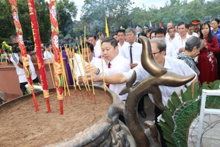 Lãnh đạo TP. Hồ Chí Minh dâng hương tưởng niệm các Anh hùng liệt sĩ tại Côn Đảo