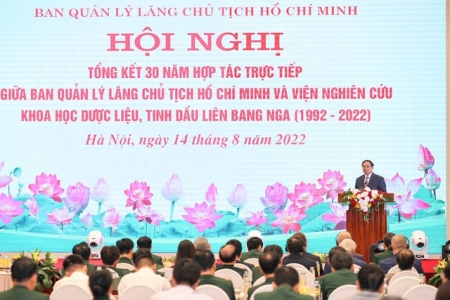 "Vinh quang đứng bên Người, canh cho Bác ngủ ngon giấc"