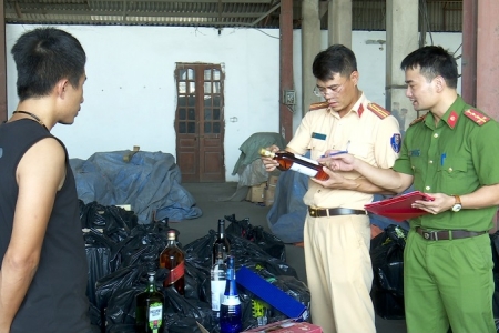 Công an tỉnh Ninh Bình tạm giữ hơn 2.000 chai rượu ngoại không có hoá đơn, chứng từ