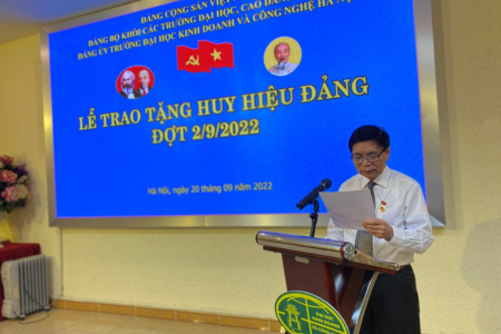 Lễ trao tặng Huy hiệu Đảng tại trường Đại học Kinh doanh và Công nghệ Hà Nội