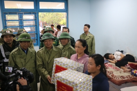 Phó Thủ tướng Lê Văn Thành điều hành xuyên đêm từ tâm bão; Sáng 28/09, Thừa Thiên Huế vẫn cấm người dân ra đường