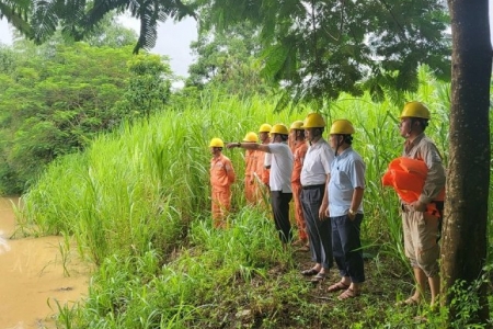 Công ty Điện lực Nghệ An nỗ lực khắc phục sự cố hệ thống điện do ảnh hưởng của bão NORU