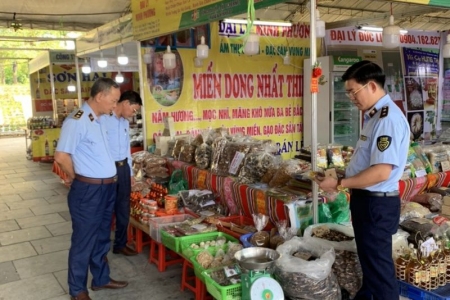 Quản lý thị trường Vĩnh Phúc giám sát chặt chẽ hoạt động của Hội chợ Công Thương năm 2022